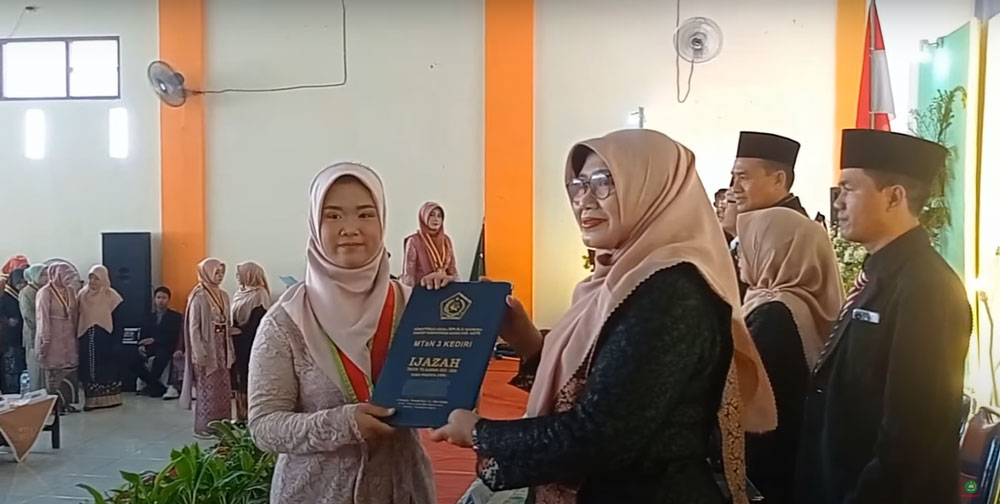 Penyerahan-Kembali-Siswa-Kelas-IX-MTsN-3-Kediri-Angkatan-46-Tahun-Pelajaran-2023-2024